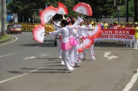 '巴厘岛法轮功学员表演舞蹈'