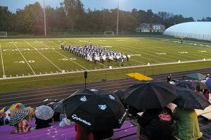 天国乐团在雨中演奏