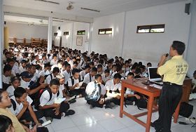 印尼巴厘岛技术学校的学生们听法轮功学员介绍功法特点