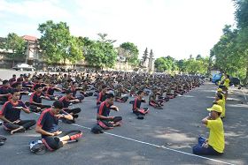 印尼巴厘岛技术学校的学生们集体学炼法轮功