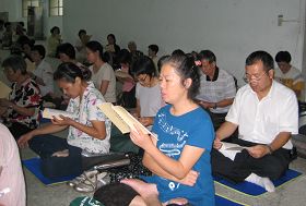 林嘉祥（右一）珍惜读书学法，让自己提升，图为参加台北市明德国中大组学法交流活动