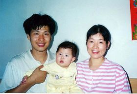 唯一的全家福，左起：陈承勇（被迫害致死），女儿法度（6个月），妻子戴志珍