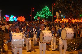 天国乐团在国庆日当天受邀到数码城为民众演奏，受到欢迎。