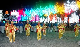 腰鼓队也于国庆日当晚出席为民众表演传统腰鼓舞。