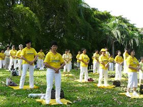 新加坡法轮功学员在东海岸公园集体炼功