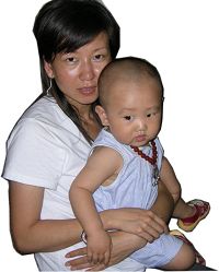 '杨黎燕和她可爱的三岁儿子'