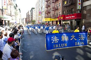 法轮功学员在纽约唐人街举行大游行