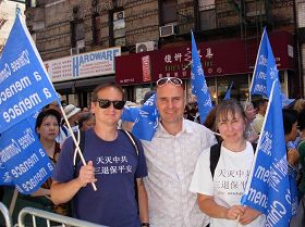 '来自德国科隆的维尔纳、斯蒂芬和乌苏拉希望更多的人能了解真相,不受中共谎言的欺骗'