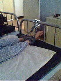 崔禄被从看守所转到涿鹿县医院继续关押，两手戴着手铐、两脚戴着脚铐，被铐在铁管床上，不让动。