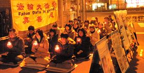 点亮烛光悼念被中共迫害致死的中国大陆法轮功学员