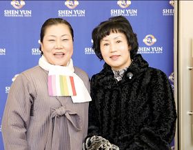 韩国海印国乐院院长、著名立唱(韩国一种传统音乐)艺术家金妙顺(左)。