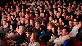 （二零一一年一月二十九日，神韵巡回艺术团在美国水牛城上演两场演出，观众莫不感叹于神韵所展现出来的精湛艺术与东方文化的神髓。）