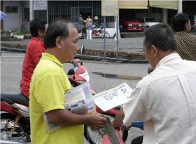 民众阅读资料了解法轮功