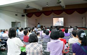 高雄市小港区山明里活动中心举办“台湾人赴中国作器官移植的面面观”专题演讲，参与里民仔细聆听，深感震惊。