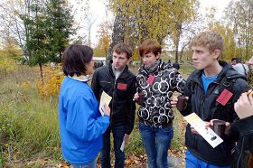 法轮功学员在莫斯科国立技术大学校园内讲真相