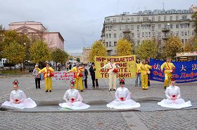 二零一一年十月十四日，大法弟子在波罗地大剧院前举行洪法与讲真相活动。