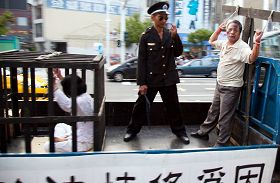 车上模拟演示中共公安迫害法轮功学员的酷刑