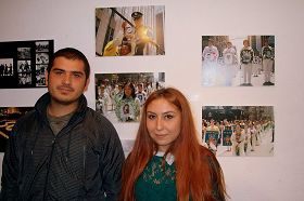 姐弟俩特意站在反迫害的照片前留影以示对学员的支持