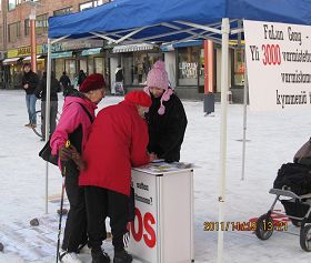 芬兰罗瓦涅米市民纷纷签名声援法轮功反迫害