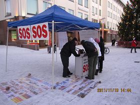 芬兰罗瓦涅米市民纷纷签名声援法轮功反迫害