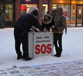芬兰北部罗瓦涅米市民签名声援法轮功反迫害