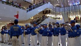 天国乐团在吉隆坡太子世界贸易中心大厅内开始了第一轮的演奏。