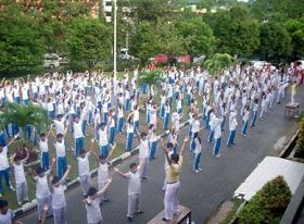 '巴淡岛康蒂尼（Kartini）高中的师生们在学炼法轮功'