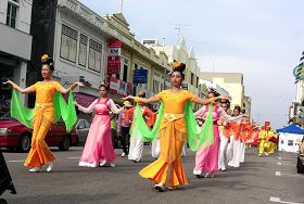 '仙女队走在麻坡市的街头上，让民众想起中国真正的古老文化。'