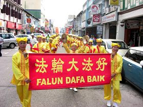 '腰鼓队队伍走在麻坡市的街头上，带给当地民众新年喜庆气息。'