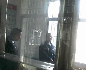 廖志军（右）在湖南常德津市监狱一监区接见室