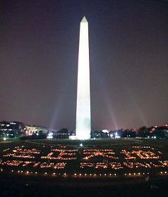 2003年7月,法轮功学员在美国华盛顿大型排字组成“法正天地”