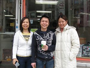 来自越南的莉娜（左）和她的朋友