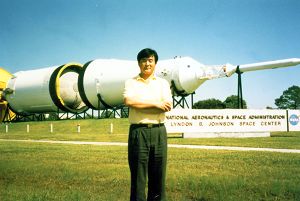法轮功创始人李洪志先生参观美国国家航空局控制中心