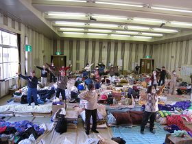 法轮功学员在东松岛市避难所教功情形