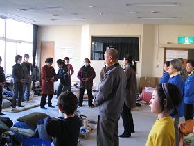 法轮功学员在东松岛市避难所教功情形