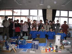 日本法轮功学员前往东松岛市避难所向灾民教授法轮功功法，图为与灾民的合影