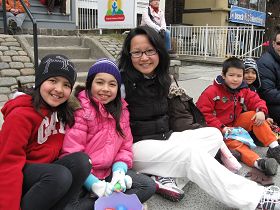 来自广东的关女士带着孩子们观看游行