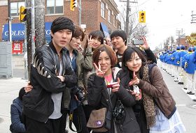 日本留学生莉娜和她的同学们对着天国乐团欢呼