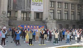 四月二十三日，法轮功学员在温哥华市中心艺术馆广场集体炼功