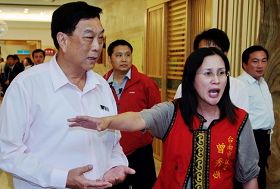 四月二十二日，台南市议员曾秀娟（右）当众厉声表达诉求，要求王三运释放被其关押的法轮功学员江峰