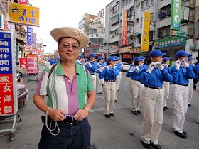 台北郑先生以行动支持妻子修炼。