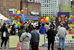 波士顿欢庆法轮大法日活动吸引波士顿民众观赏