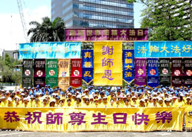 欢庆法轮大法日　香港学员谢师恩