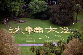 庆祝“世界法轮大法日”，悉尼法轮功学员聚集在市中心的海德公园(
