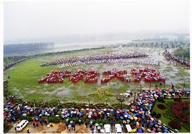一九九九年四月十一日，武汉七千学员排“法轮大法”字形，雨中听交流。