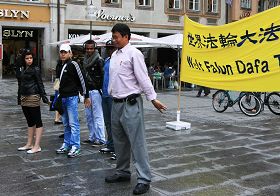 来自法国的旅游者在学习法轮功功法