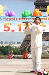 法国法轮功学员演奏中国传统民乐欢庆第十二届世界法轮大法日