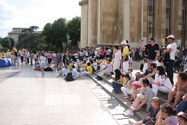 法国法轮功学员庆祝世界法轮大法日的活动吸引了很多观众