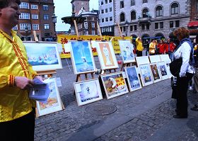 丹麦大法弟子在哥本哈根闹市区庆祝世界法轮大法日暨师尊六十华诞