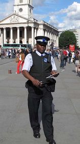 担任鸽子广场保安工作的警察也对法轮功感兴趣